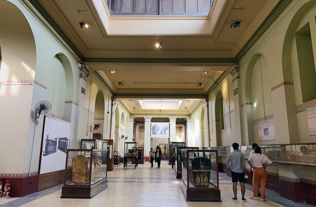 pasillo museo egipcio