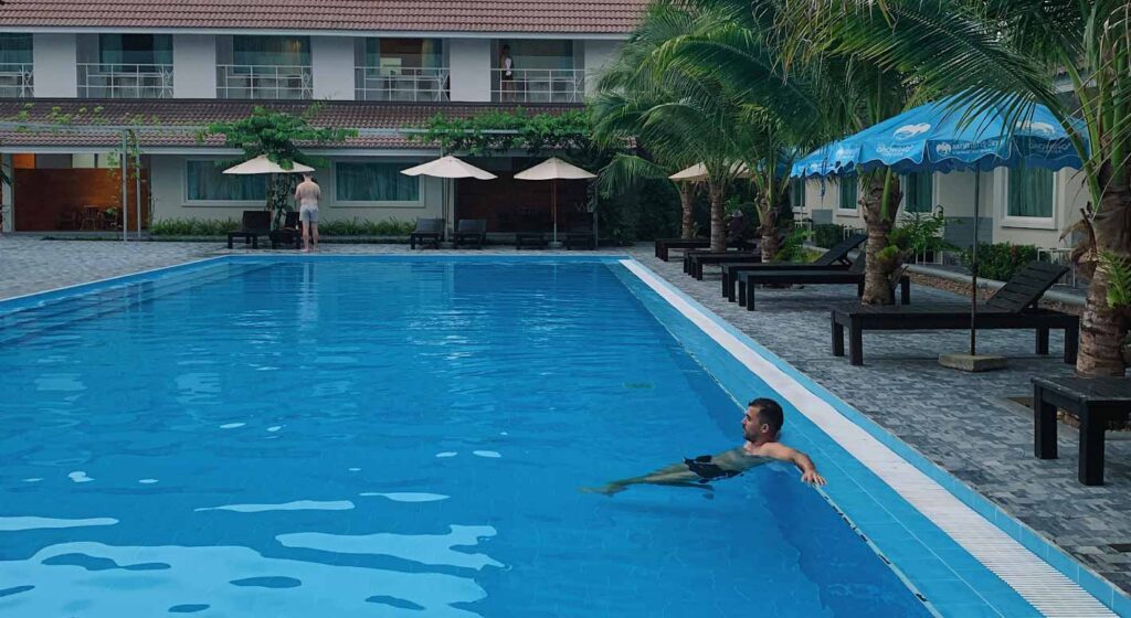 hoteles con piscina kanchanaburi